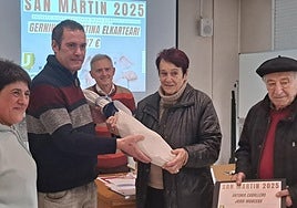 Entrega de uno de los dos jamones sorteados.