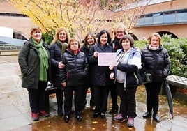 Imagen de la reciente entrega del cheque por parte de Katxalin a BioDonostia.