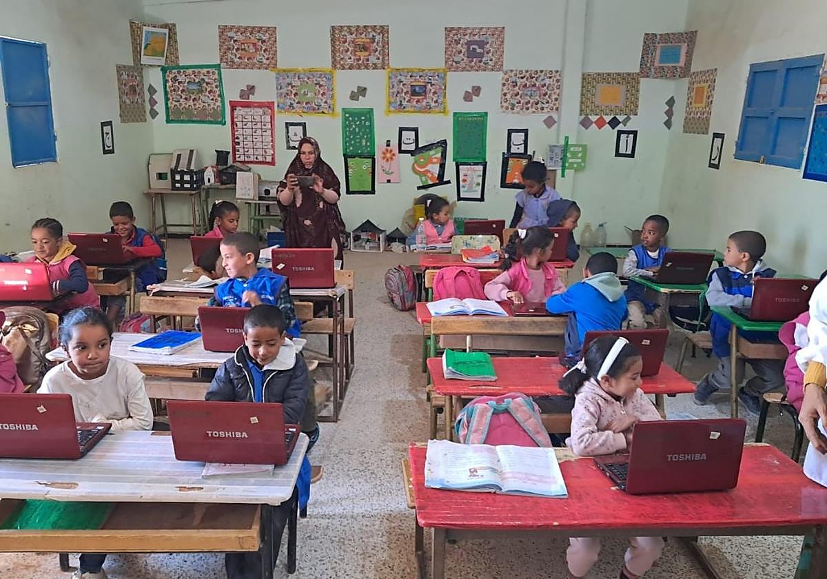 Escolares saharauis con ordenadores portátiles reacondicionados por alumnos de FP de Arizmendi Ikastola.