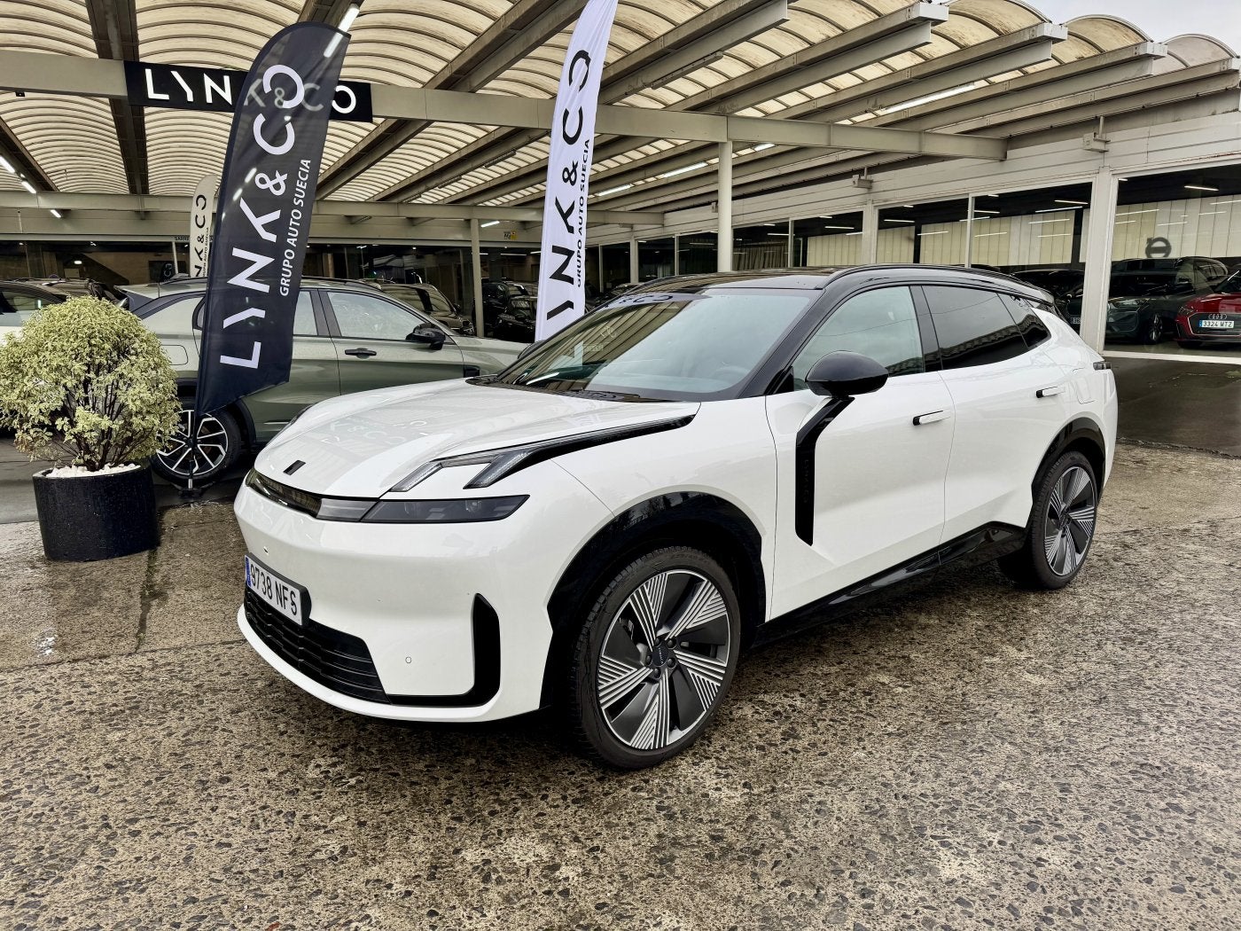 El Lynk & Co 08 es un SUV de gran tamaño y con una habitabilidad sobresaliente que vende Auto Suecia.