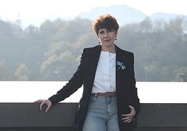 Maribel Vaquero con el monte Adarra de su localidad natal, Urnieta, a su espalda.