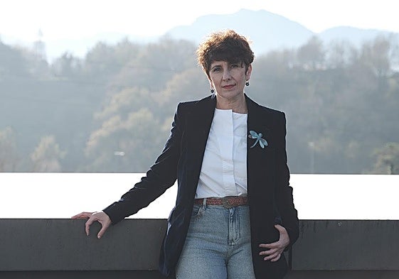 Maribel Vaquero con el monte Adarra de su localidad natal, Urnieta, a su espalda.