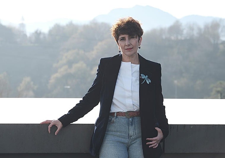 Maribel Vaquero con el monte Adarra de su localidad natal, Urnieta, a su espalda.