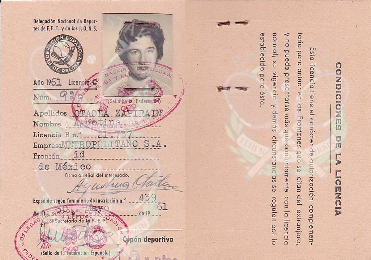 Imagen principal - La ficha de competición de Agustina en México; las raquetistas con un intendente en La Habana y la ella en una competición.