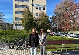 La alcaldesa Cristina Laborda y la consejera Begoña Pedrosa, delante de la parcela cedida.