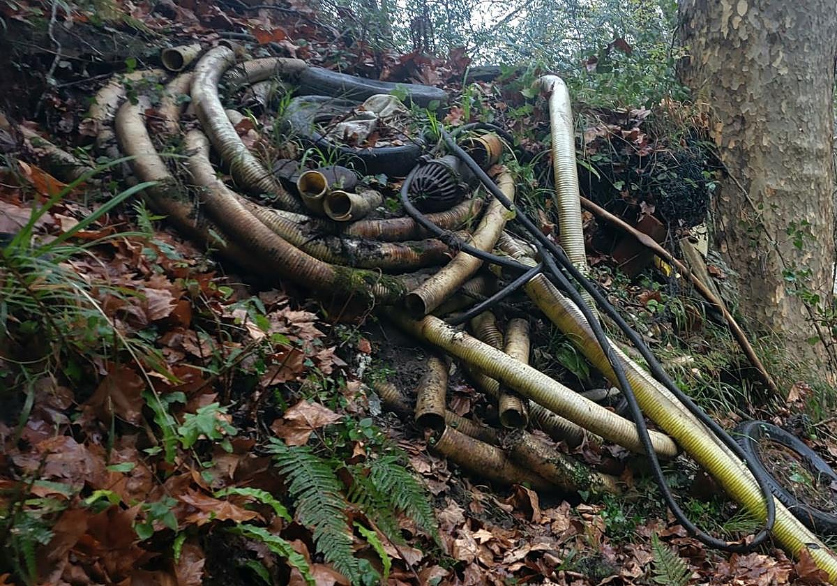 Vertido de residuos sólidos urbanos en el río Urola a su paso por Zumaia.
