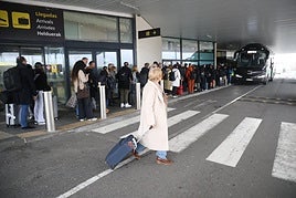 Viajeros, a la entrada del aeropuerto de Hondarribia.