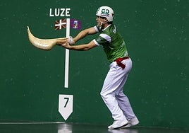 Aritz Erkiaga, con la camiseta de Euskadi en el frontón de Barakaldo.