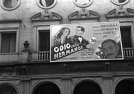 Un cartel en la fachada del Novedades, año 1950