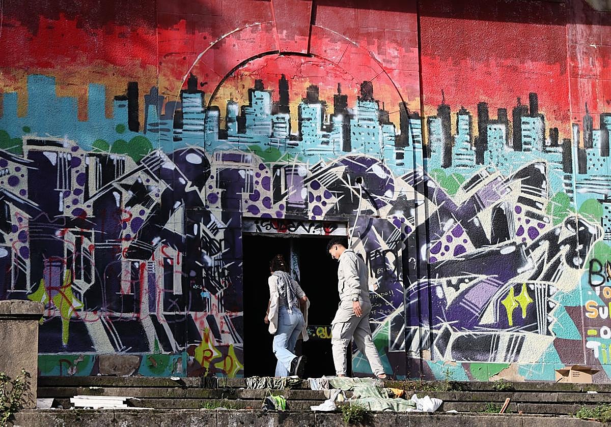 Dos jóvenes acceden, este viernes, al antiguo instituto de Martutete donde viven.