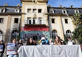 Rueda de prensa de varios colectivos de acogida ciudadana frente al antiguo instituto de Martutene que se encuentra okupado cerró sus puertas en 2003.
