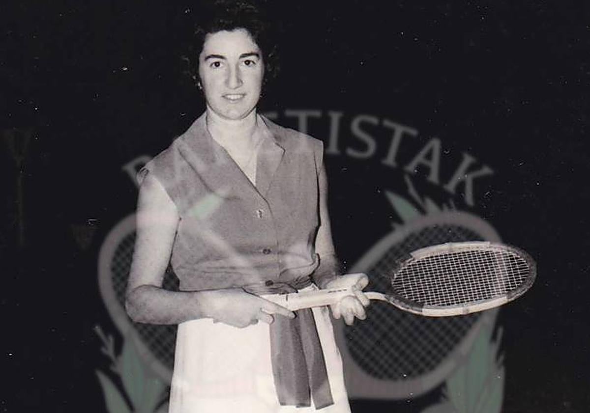 Imagen principal - Agustina Otaola durante su etapa en los frontones. En la segunda foto, en La Habana junto a 'Chiquita de Anoeta' (i) y Eladia Altuna 'Irura', las consideradas tres mejores raquetistas de la historia.