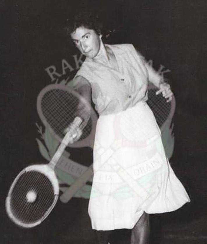 Imagen secundaria 2 - Agustina Otaola durante su etapa en los frontones. En la segunda foto, en La Habana junto a 'Chiquita de Anoeta' (i) y Eladia Altuna 'Irura', las consideradas tres mejores raquetistas de la historia.