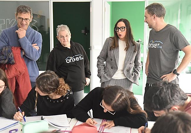 La consejera Pedrosa, en su visita al instituto Orixe de Tolosa
