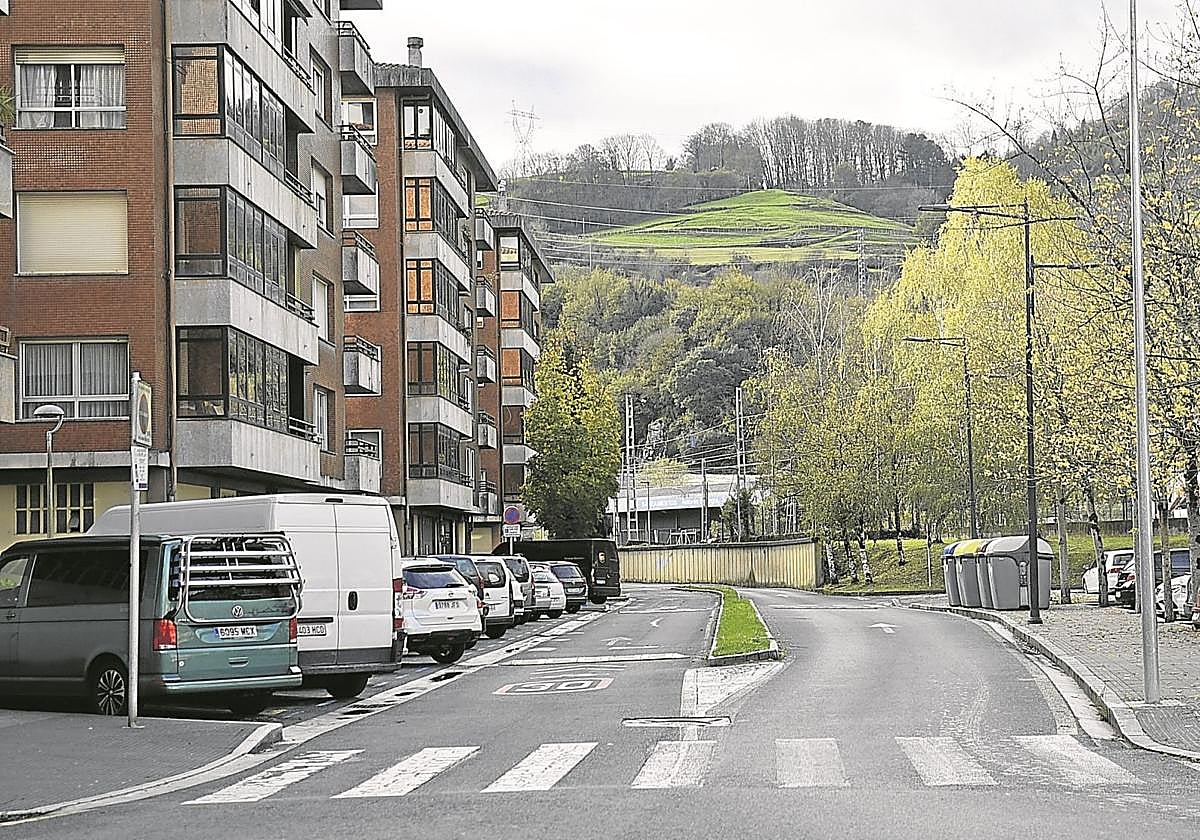 Entre el barrio de Alliri y la trasera de la avenida de Álava se pretenden ganar nuevos espacios de aparcamiento en batería.