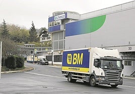 Un camion de reparto de Uvesco sale de la sede central de la empresa, en Irun