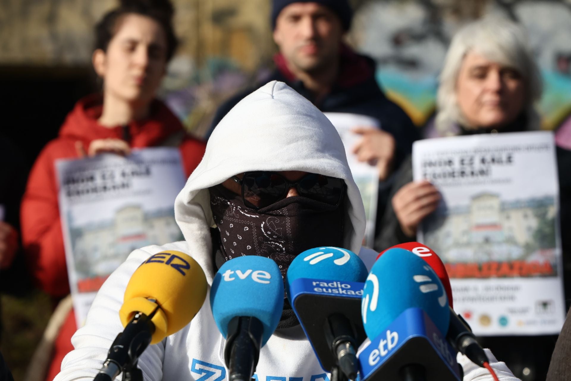 Youssef expone la situación del centenar de norteafricanos que vive en el edificio okupado.