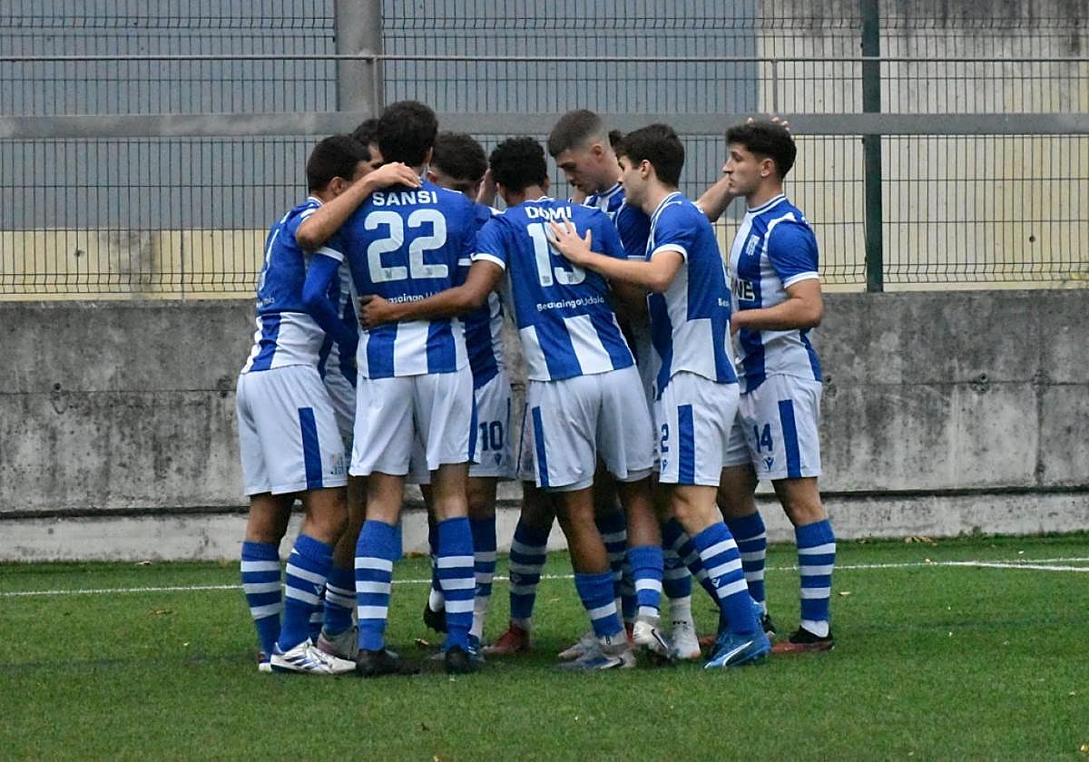 Los beasaindarras celebran un tanto en el Loinaz.