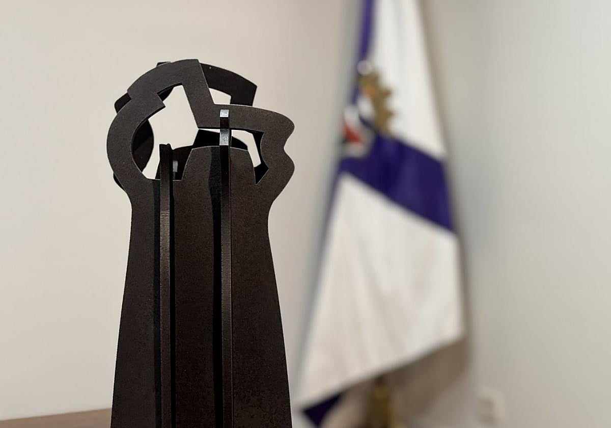 Escultura de Iñigo Arregi con la que se obsequia a los familiares de las víctimas.