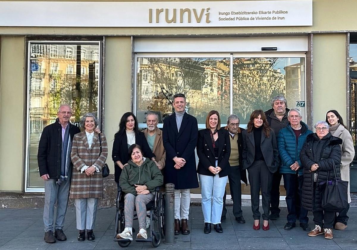 La alcaldesa, Cristina Laborda; Jon Ugarte e Idoia Yarza junto a varios ciudadanos en cuyas vidas Irunvi ha tenido una gran incidencia.