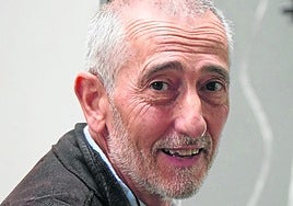 El profesor Mikel Etxaniz Añorga posa en las aulas de Pasaia Lezo Lizeoa antes de emprender viaje a Madrid,