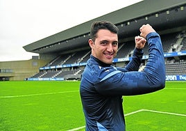 Arturo Ruiz posa sonriente para la entrevista en el Estadio Zubieta.