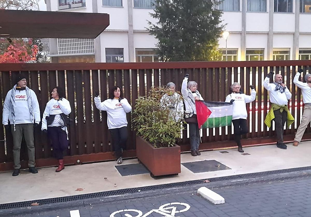 Los ocho activistas que se han encadenado esta mañana de sábado a la puerta principal de CAF en Beasain.