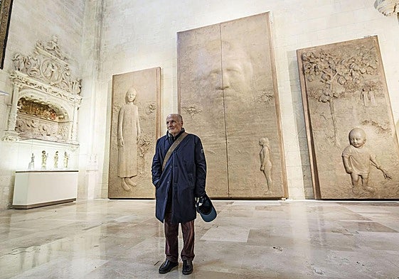 El artista manchego Antonio López, ante las piezas que ha creado para la catedral de Burgos.