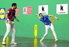 Erik Jaka observa el derechazo de Unai Laso en el Remontival de Estella..