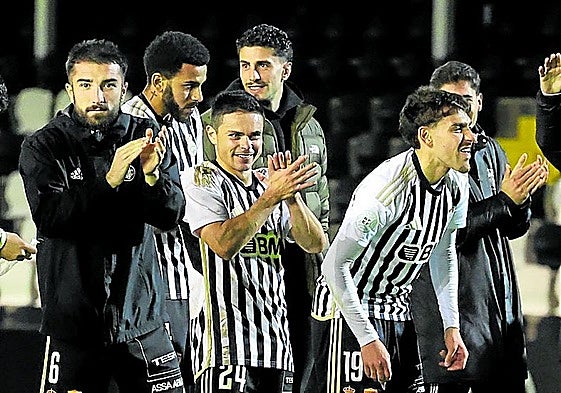 Sangalli debutó como txuribeltz con victoria sobre el líder.