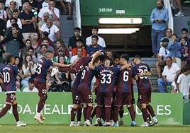 Los armeros celebran un gol frente al Racing de Santander en El Sardinero la temporada pasada, en el duelo que terminó en empate 2-2.