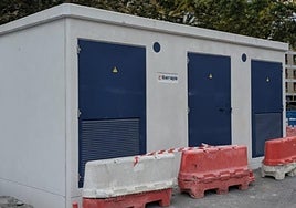 El transformador de Iberdrola, ubicado ya en su nuevo emplazamiento del aparcamiento de la antigua estación.