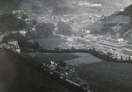 Primera fase de las viviendas de San Andrés. Al lado, el caserío Bedoñabe, de los Atxa, que luego se mudarían a Gomestio.