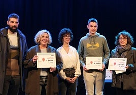 Ganadores de la pasada edición con representantes de Bertan y ayuntamiento.