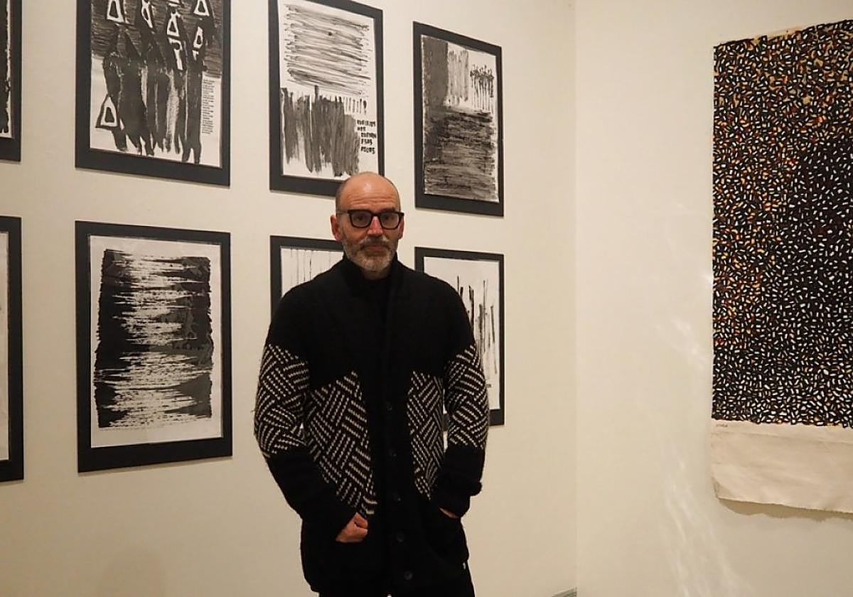 JM Sesma frente a varias de las obras de la exposición.