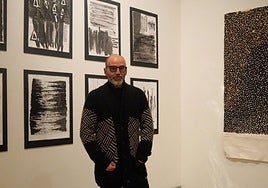 JM Sesma frente a varias de las obras de la exposición.