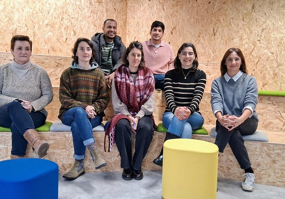 Yosune Zapirain, Miriam Loidi, Estitxu Urtizberea, Nuria Alzaga y Natalia Meynet, y tras ellas, Pedro Miguel García y José Vivas, también emprendedores, en el espacio Bidasoa Gunea.
