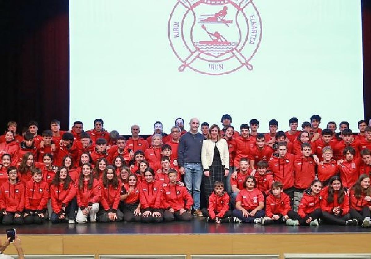 Deportistas y entrenadores de la Sociedad Deportiva Santiagotarrak, junto con el presidente Arellano y la alcaldesa Laborda, al final de la presentación celebrado en Ficoba.