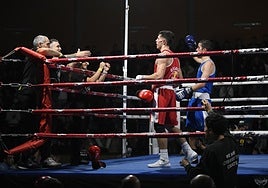 En la esquina roja del ring, los preparadores del club River Box&Roll celebran el triunfo de Mikel Arruabarrena sobre Unai Martin.