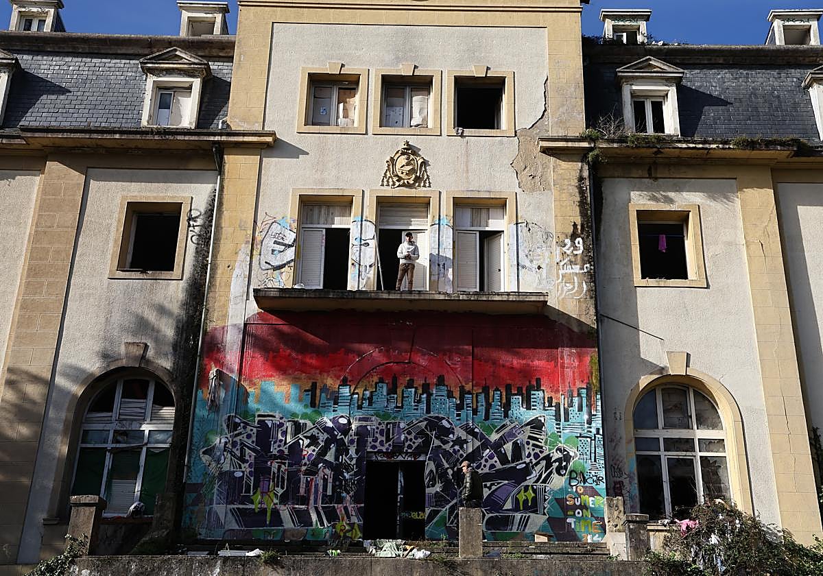 Varias personas, en el edificio okupado de Martutene.
