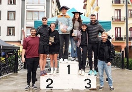 El podio de ganadores en Lege Zaharren enparantza