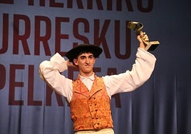 Mikel Esnaola lezoarra, txapela buruan eta trofeoa eskuan.