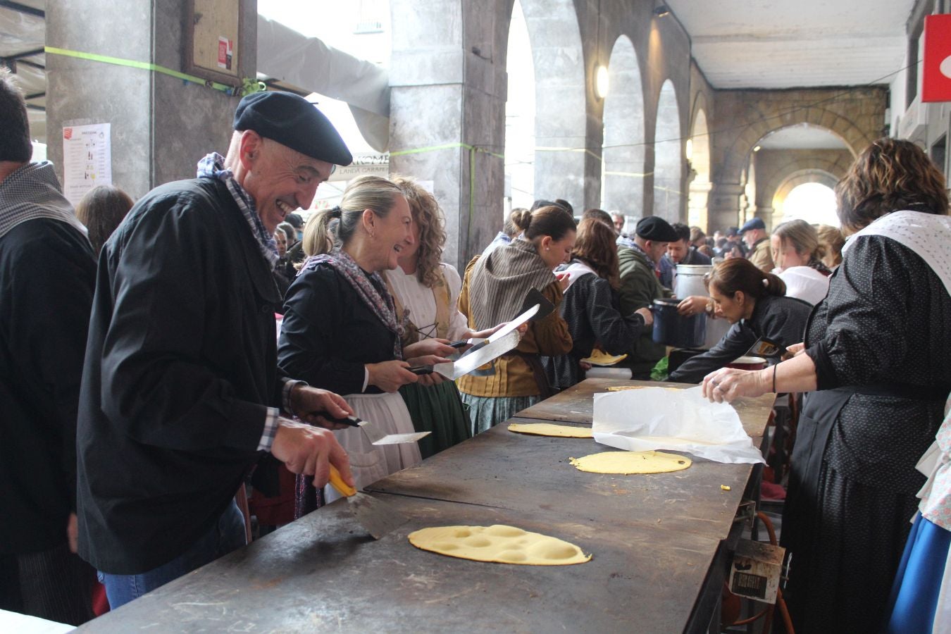 Bizi irudietan Azkoitiko San Andres jaia