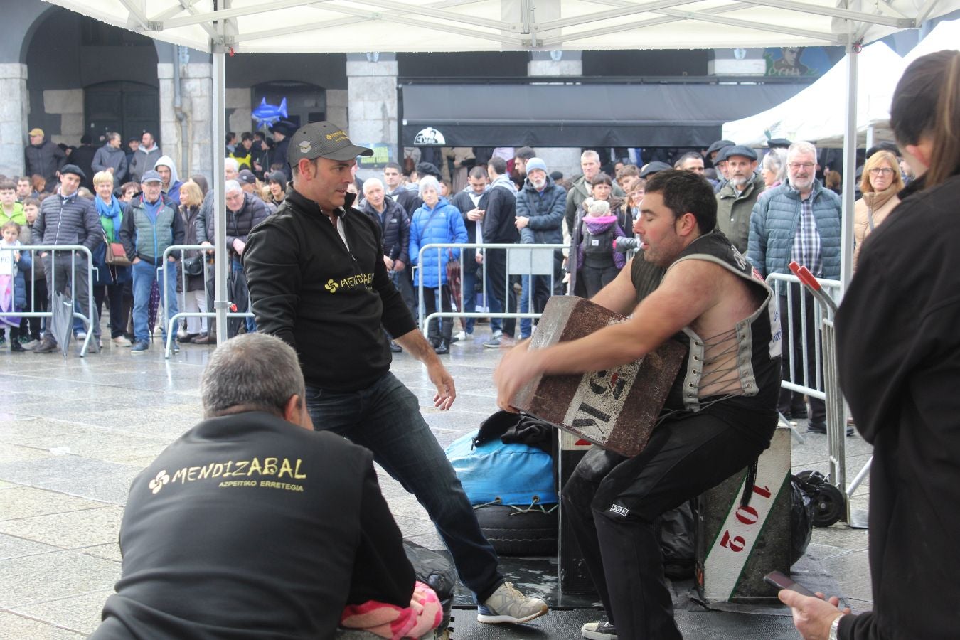 Bizi irudietan Azkoitiko San Andres jaia