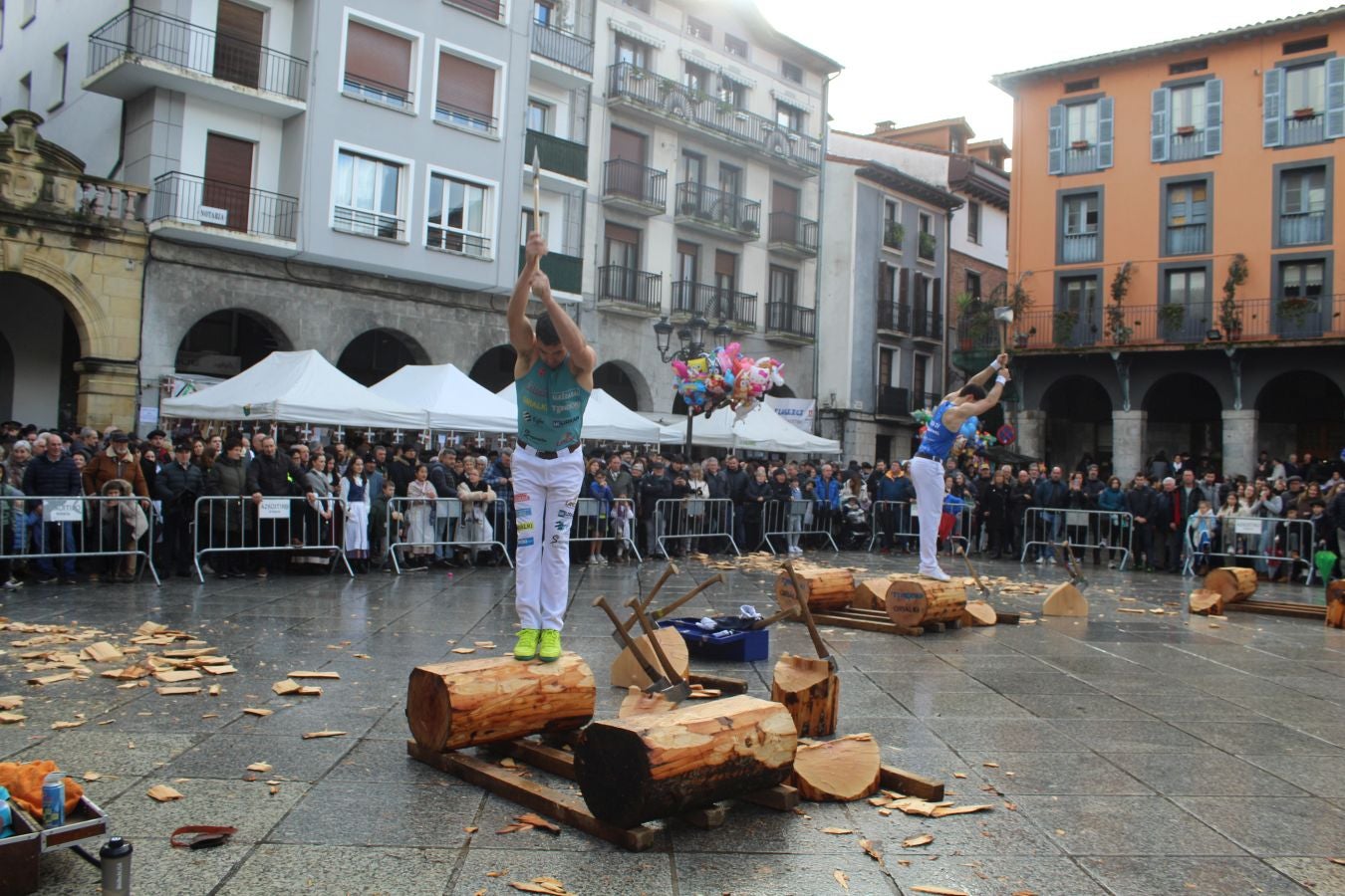 Bizi irudietan Azkoitiko San Andres jaia