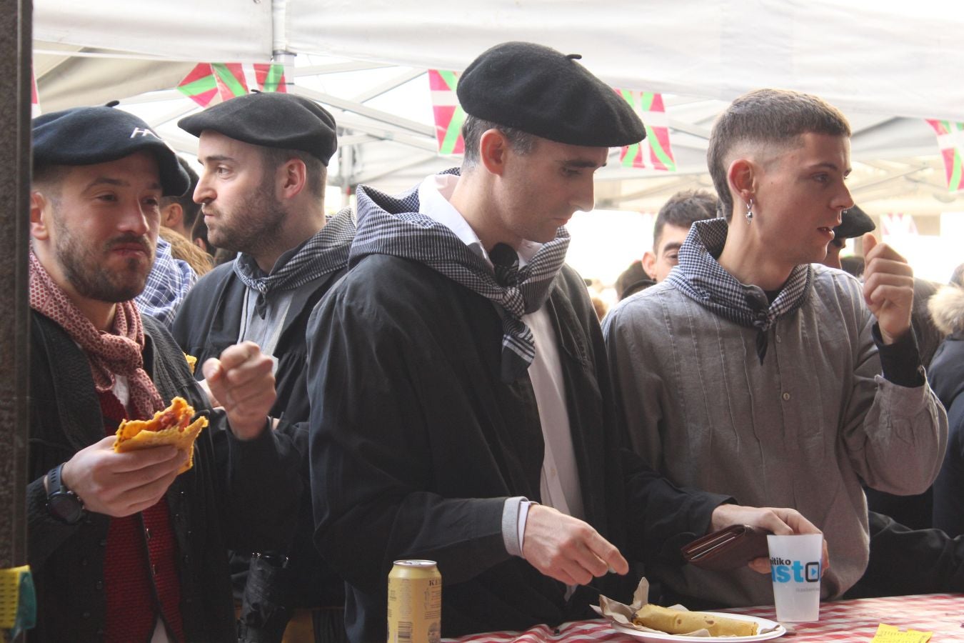 Bizi irudietan Azkoitiko San Andres jaia