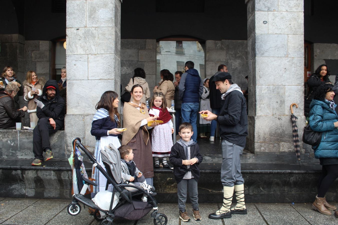 Bizi irudietan Azkoitiko San Andres jaia