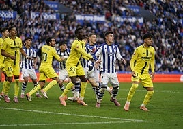 Turrientes y Barrenetxea rodeados de jugadores del Villarreal.