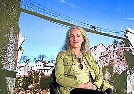 La pasarela provisional del puente derruido en Mostar que une a las comunidades bosnia y croata, detrás de Sunita Idoia.