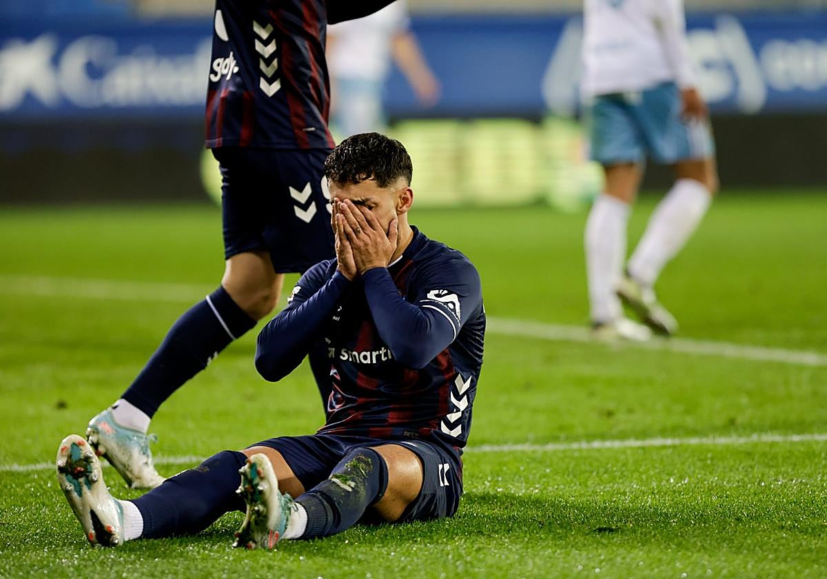 Peru Nolaskoain se lleva las manos a la cara en el partido ante el Zaragoza.